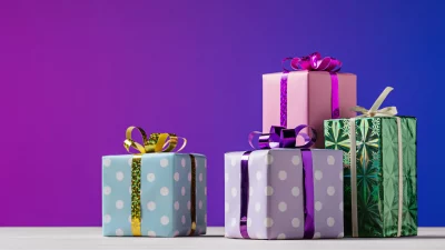 Ansammlung von verpackten Weihnachtsgeschenken